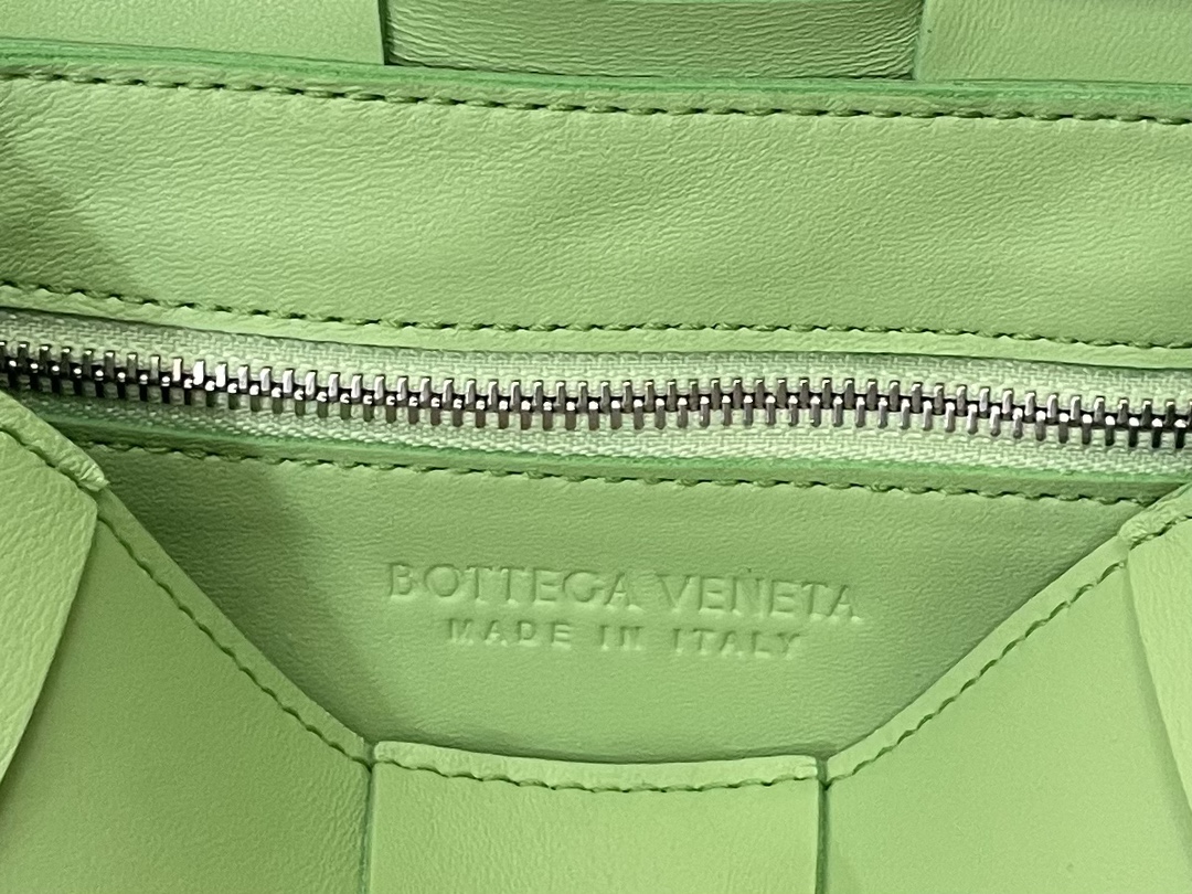 Cassette Intreccio Leather Cross-body Bag Apple Green